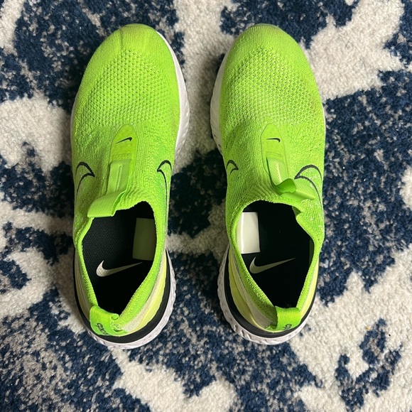 GENTLY WORN NIKE RUNNING SHOES! - Picture 4 of 9